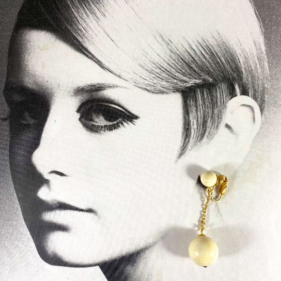 Vintage 1960s cream lucite and gold-tone ball drop clip on earrings - Picture 1 of 3